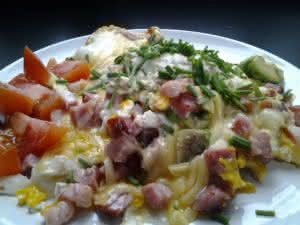 Een typische goed vullende maaltijd, met spekjes, avocado, ei, champignons, tomaat, kaas en crème fraîche